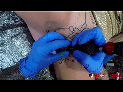 ❤️ Estremamente tatuato hottie Sully Savage ottenuto un tatuaggio sul suo clitoride ☑ Porno al it.onlyindianpornx.ru